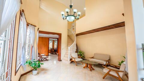 5 BR Brightly Clean and Spacious Villa (10 guests)