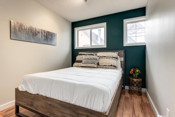 غرفة ثانية بسرير بحجم كبير.