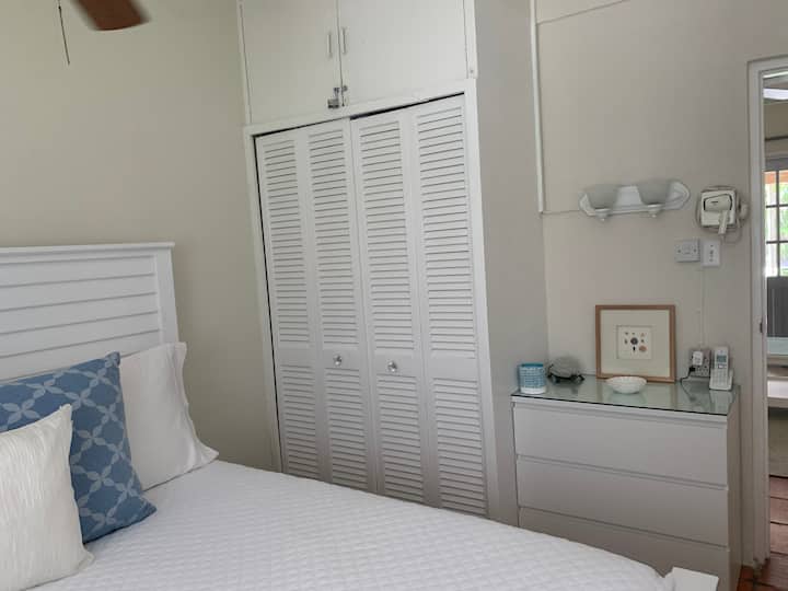 宽敞的卧室，有足够的存储空间