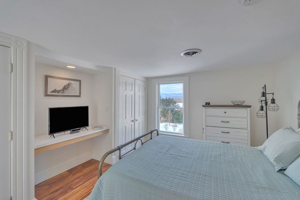 ห้องนอนควีนไซส์ชั้นบนพร้อมทีวี