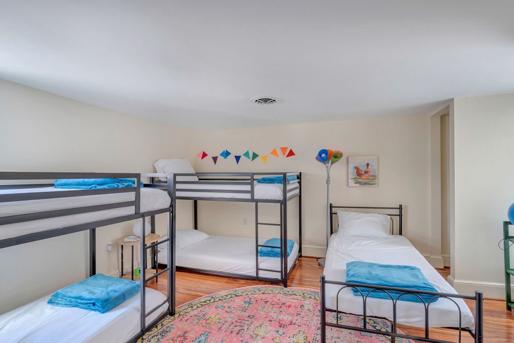 The Kids Love นี่ ห้องพักรอจนกว่าไฟสีเหล่านั้นจะเปิดขึ้นเมื่อพระอาทิตย์ตกดิน มีของเล่นและหนังสือมากมายด้วย!