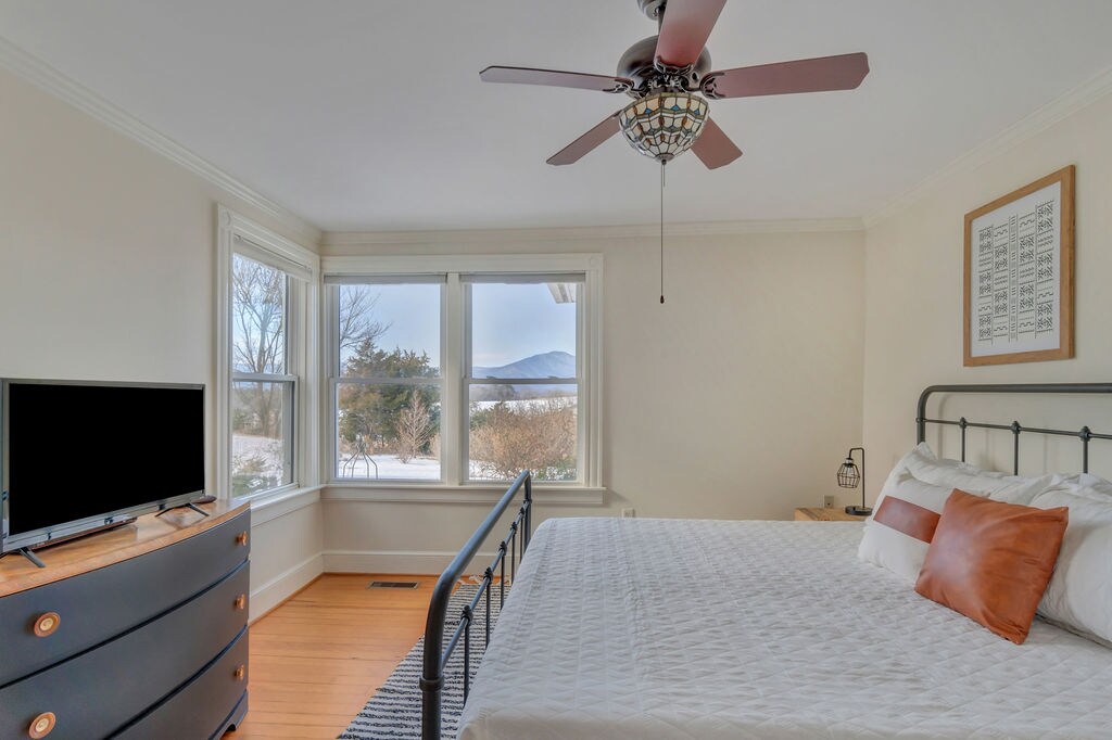 ห้องนอนเตียงคิงไซส์ชั้นล่างพร้อมวิวภูเขา