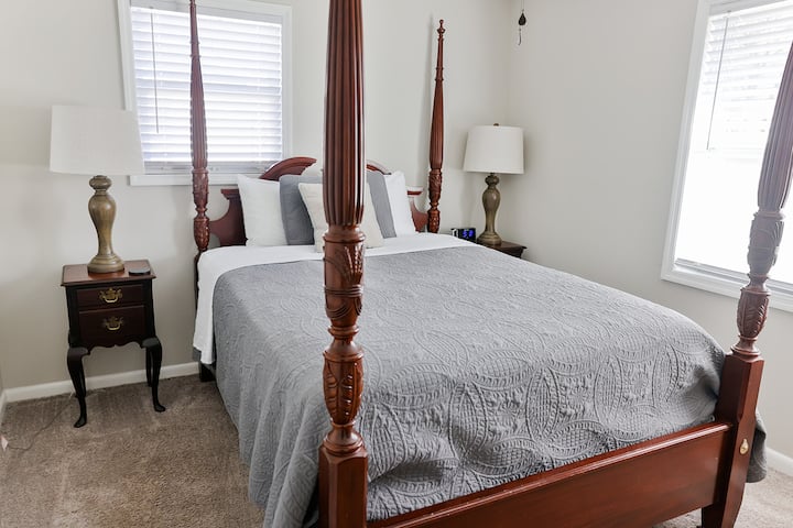 غرفة النوم 2 مع سرير بحجم كوين وطاولتي نوم وصدر من الأدراج.