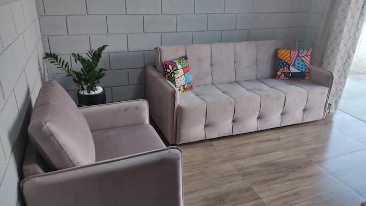 Sebule yetu ni kubwa sana na ya kustarehesha, yenye kitanda cha sofa ambacho kimeundwa vizuri sana 