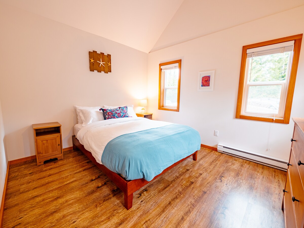 Spálňa s prirodzeným svetlom.