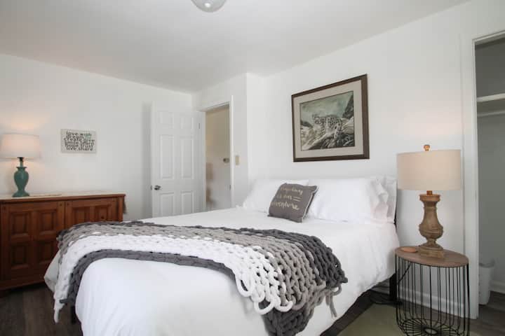 Modern 2 bedroom 9 min to BSU