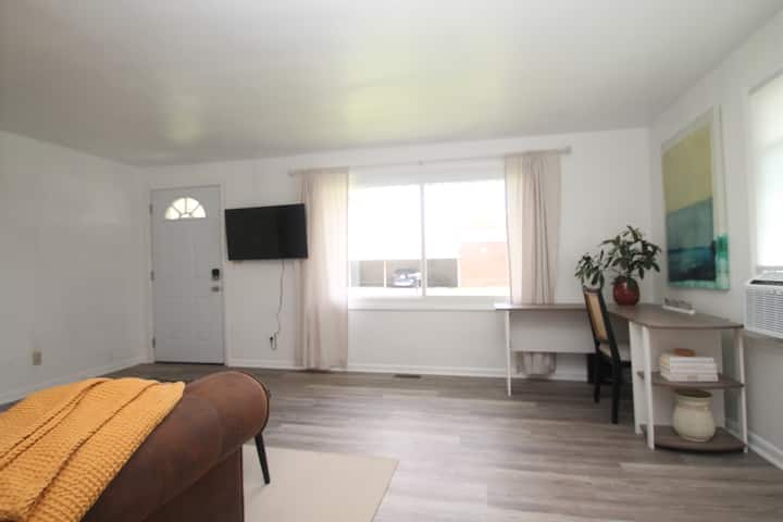Modern 2 bedroom 9 min to BSU