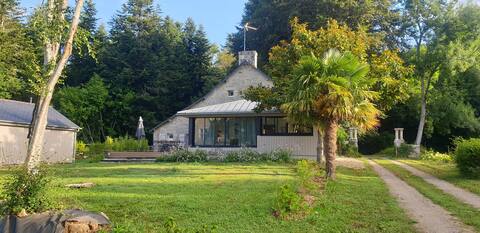 House on the banks of the Odet. Quimper region, Bénodet.