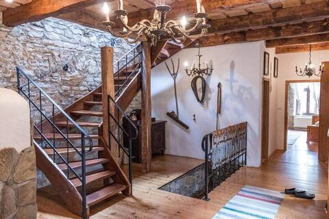 Stylish Vanda Country Cottage with Wine Cellar