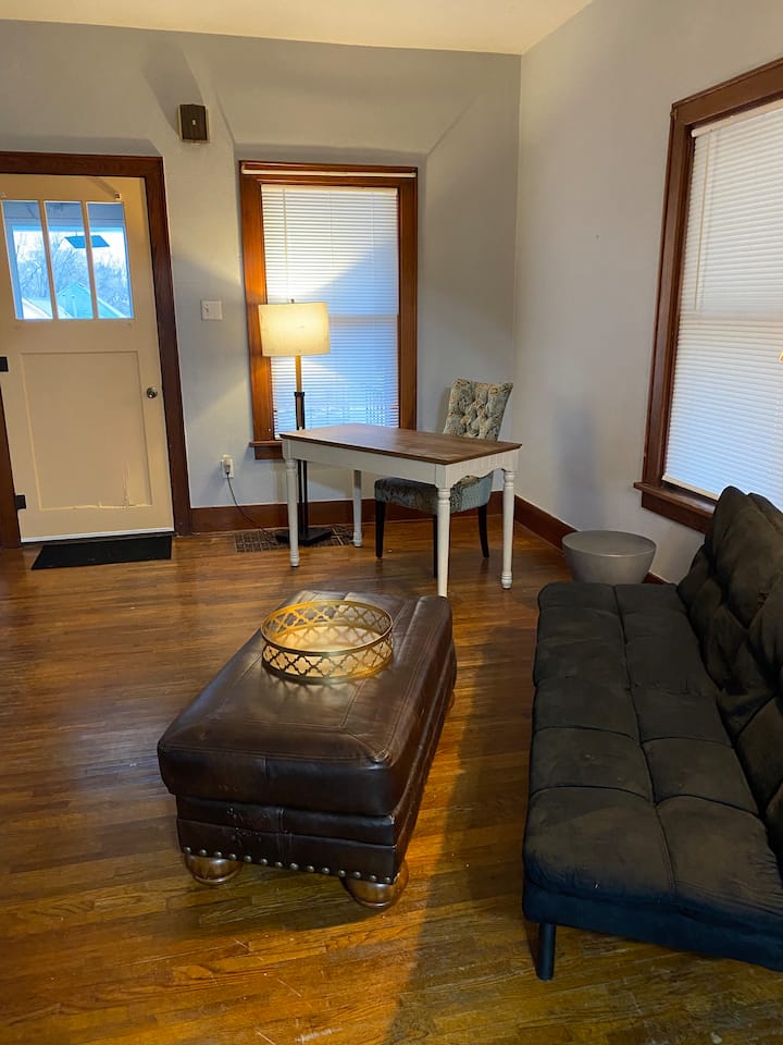 The Charming Cottage 2 Bedrooms WiFi & Parking Houses for Rent in