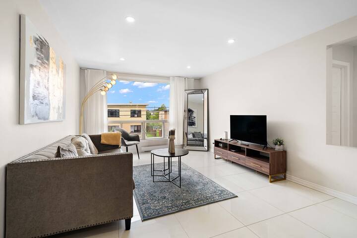 Montreal|Luxurious Apartment|2 Bathrooms | Sleep10 gallery image 5