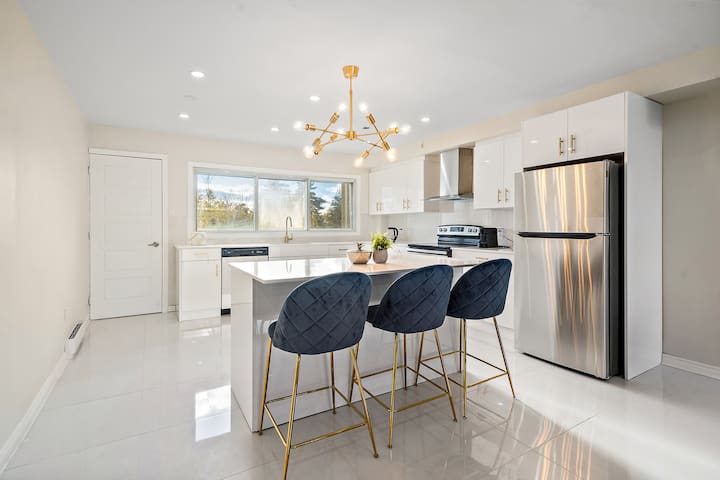 Montreal|Luxurious Apartment|2 Bathrooms | Sleep10 gallery image 2