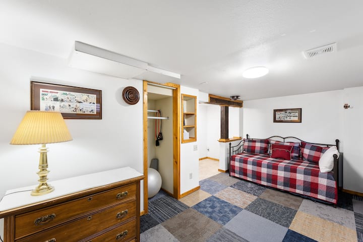 חדר שינה למטה/חלל גמיש עם מיטה נפתחת. 