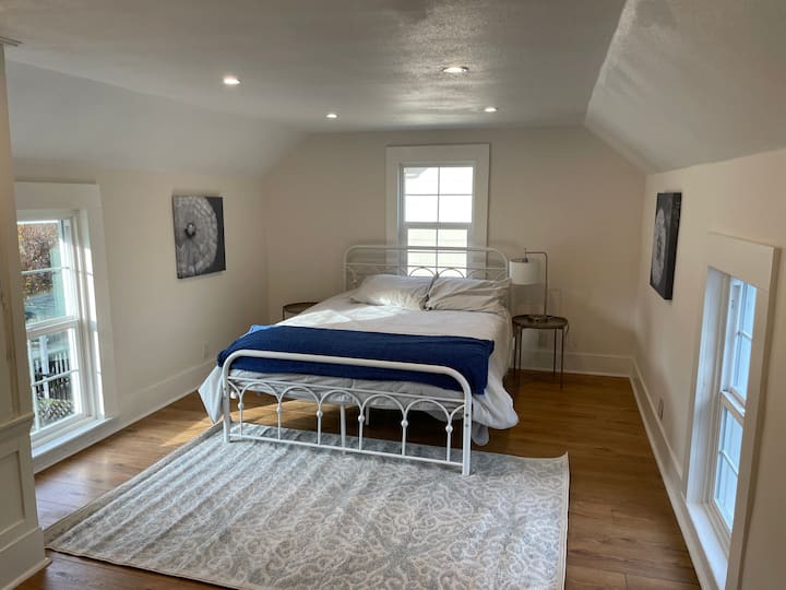 ห้องนอนสีเทาชั้นบนเตียงควีนไซส์