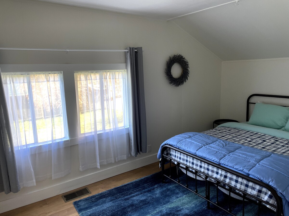 Plava spavaća soba: spavaća soba na glavnoj etaži, bez stepenica za pristup, privatna kupaonica