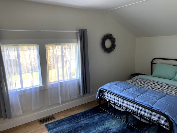 ห้องนอนสีฟ้า: ห้องนอนชั้นหลักไม่มีพื้นต่างระดับในการเข้าถึงห้องน้ำในตัว