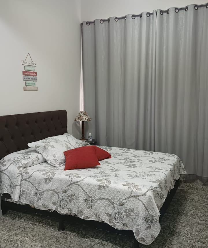 Dormitorio 2: cama doble, ventilador, techo y armario de ropa.