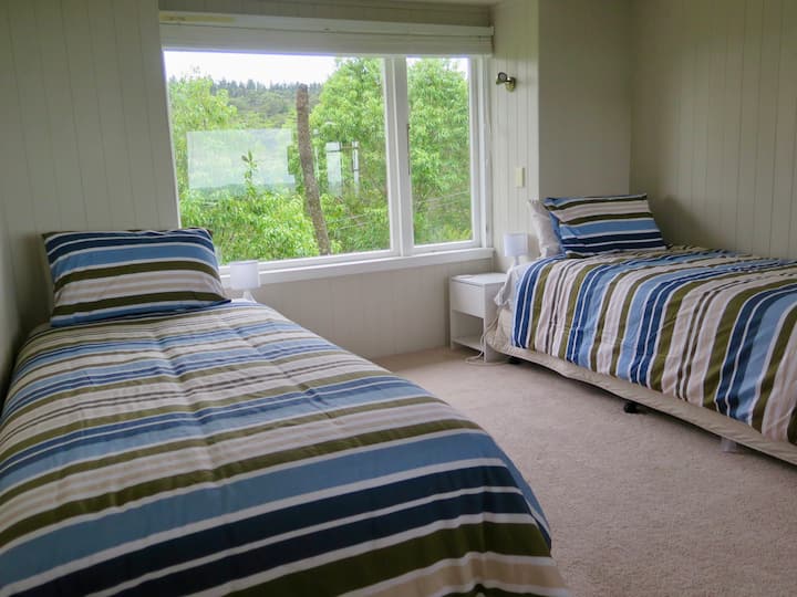 ประภาคารที่เราเรียกว่าห้องพักชั้นบนที่มองเห็นวิวหุบเขาได้ 360 องศาเฟอร์นิเจอร์สามารถจัดเป็นเตียงเดี่ยวสองเตียงหรือซิปเข้าด้วยกันเพื่อให้เป็นเตียงคิงไซส์ที่สะดวกสบายมาก