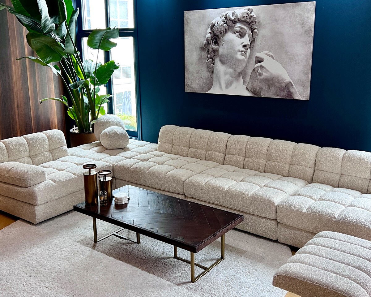 Popular Airbnb listing: HIGHLY LUXURIOUS & FANCY 7-star apartment in City in Amsterdam