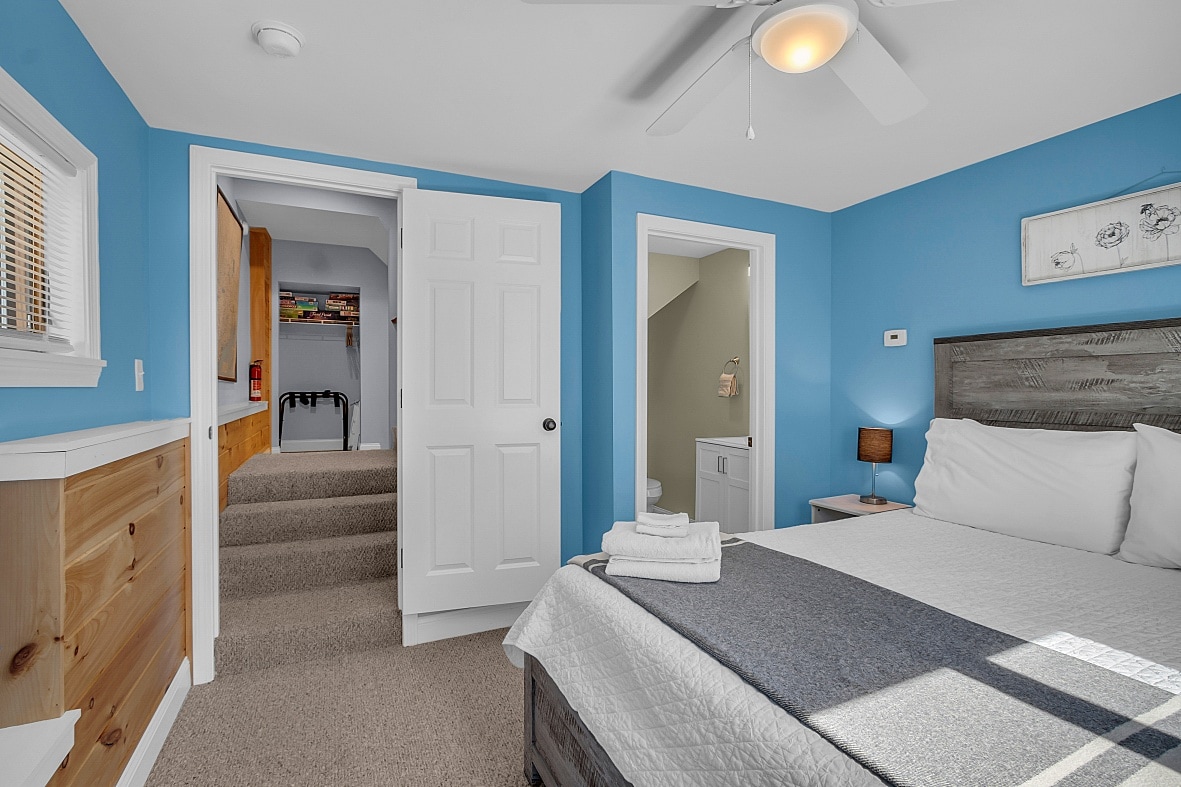 Chumba cha chini cha kulala kilicho na kitanda cha ukubwa wa malkia, chumba hiki cha kulala kina bafu la kujitegemea. 