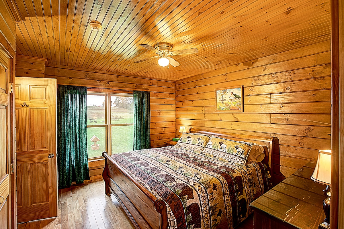 מיטת קינג סייז בקומה הראשית