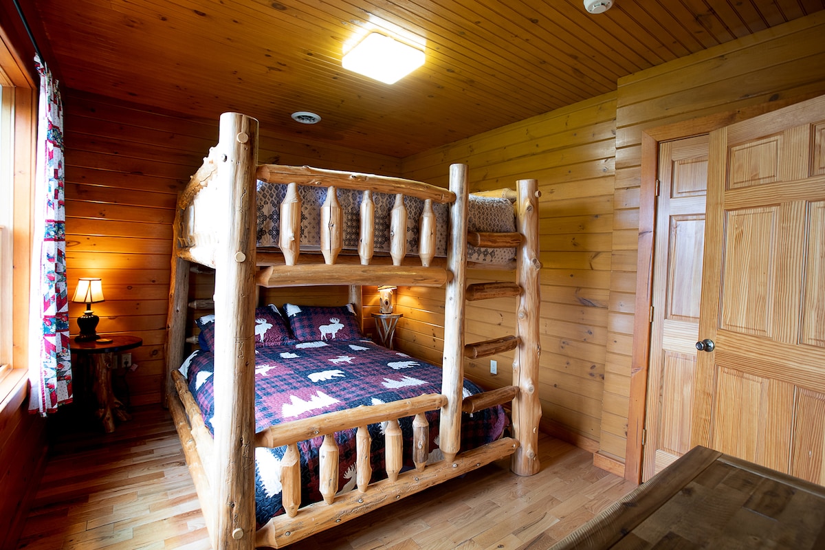 מיטות קומתיים זוגיות בחדר השינה הראשי