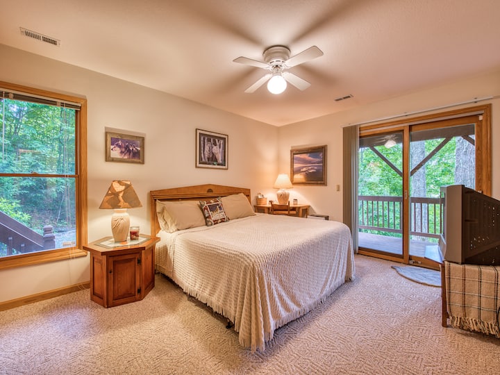 Dormitorio#1: duerme tranquilamente por la noche en la cama tamaño king.