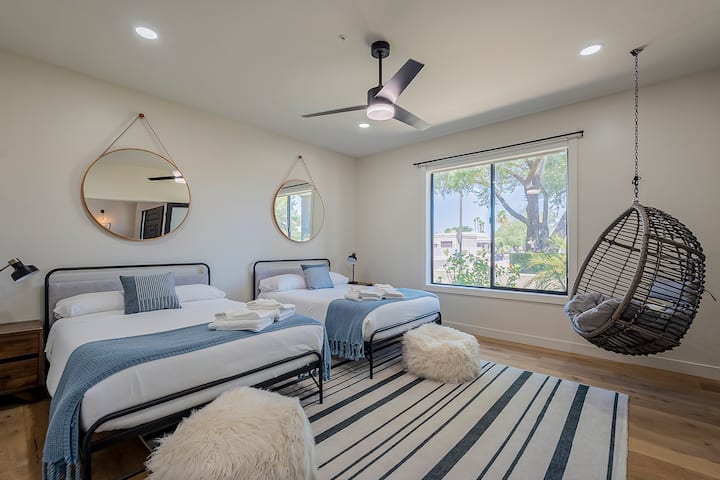 chumba cha kulala #6 chenye vitanda viwili kamili!