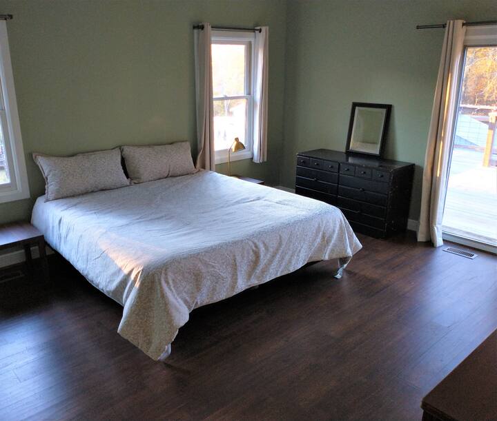 Dovoljno glavne spavaće sobe s bračnim krevetom (širine 180 - 200 cm), radnim stolom i kupaonicom s WC-om.