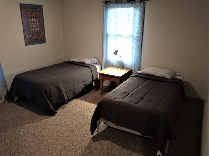 Spavaća soba 2, s 2 kreveta za 1 osobu i nevjerojatnim originalnim umjetničkim djelima.