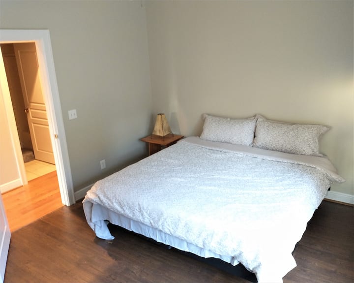 Spavaća soba 1 s bračnim krevetom (širine 180 - 200 cm); pored kupaonice s WC-om.