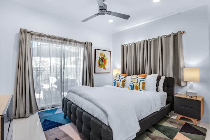 Dhoma e gjumit e vizitorëve 2 me SmartTV, ventilator tavani, qasje e drejtpërdrejtë në ambientin e ndenjjes në oborrin e përparmë, dollap