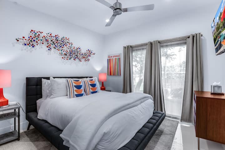 Dhoma e gjumit e vizitorëve 1 me SmartTV, ventilator tavani, qasje e drejtpërdrejtë në ambientin e ndenjjes në oborrin e përparmë, dollap