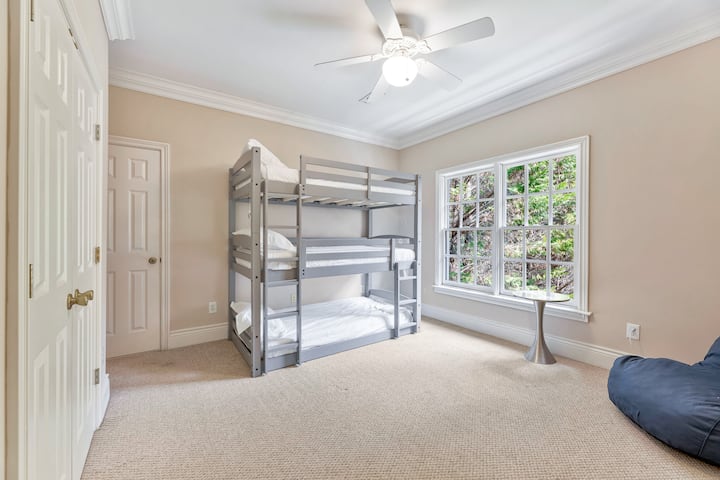 Trojlôžkové postele. Mali sme ľudí nad 2,5 metra, ktorí na tom pohodlne spali!