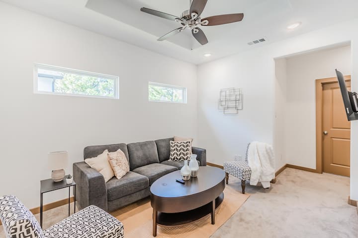 Eneo la mapumziko la ghorofa ya pili – limepambwa kisasa. Sehemu yenye zulia na yenye mwangaza wa kutosha.