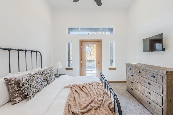 King Master Suite , Chumba chenye zulia na chenye mwangaza mkali. Chumba kikuu cha kulala kina baraza la nje, bafu la sinki mbili, matembezi makubwa katika bafu, na matembezi makubwa kwenye kabati