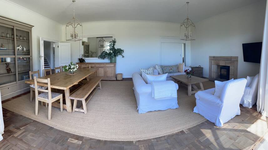 Beautiful big Bishopscourt family home gallery image 5