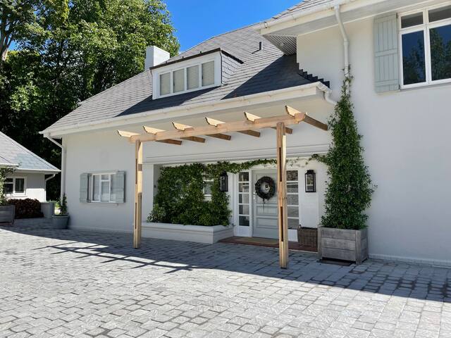 Beautiful big Bishopscourt family home gallery image 3