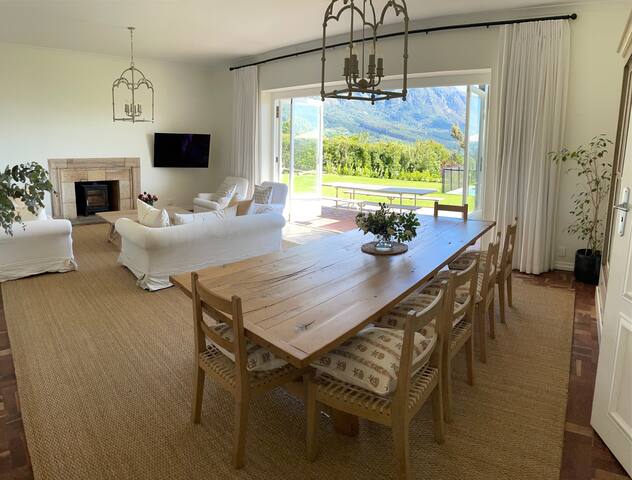 Beautiful big Bishopscourt family home gallery image 4