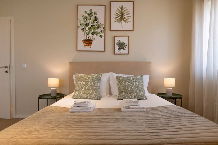 Poveiros Balcony- 2BR Downtown apartment w/AC gallery image 2