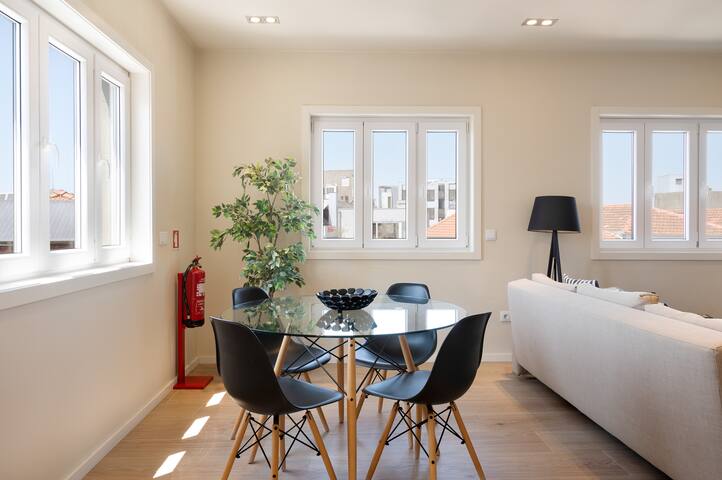 Poveiros Balcony- 2BR Downtown apartment w/AC gallery image 4