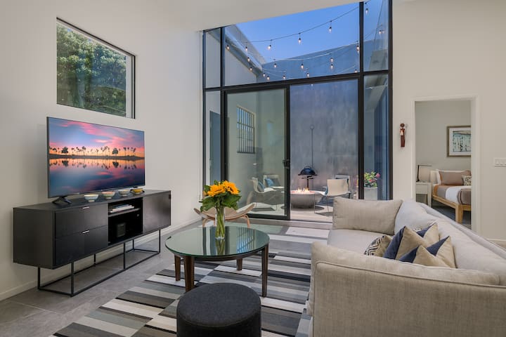 Historic Post Office loft 4 Bed + firepit Near Zoo