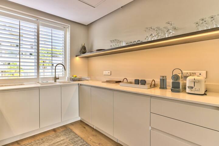 Waterfront Yacht View Three bedroom gallery image 4