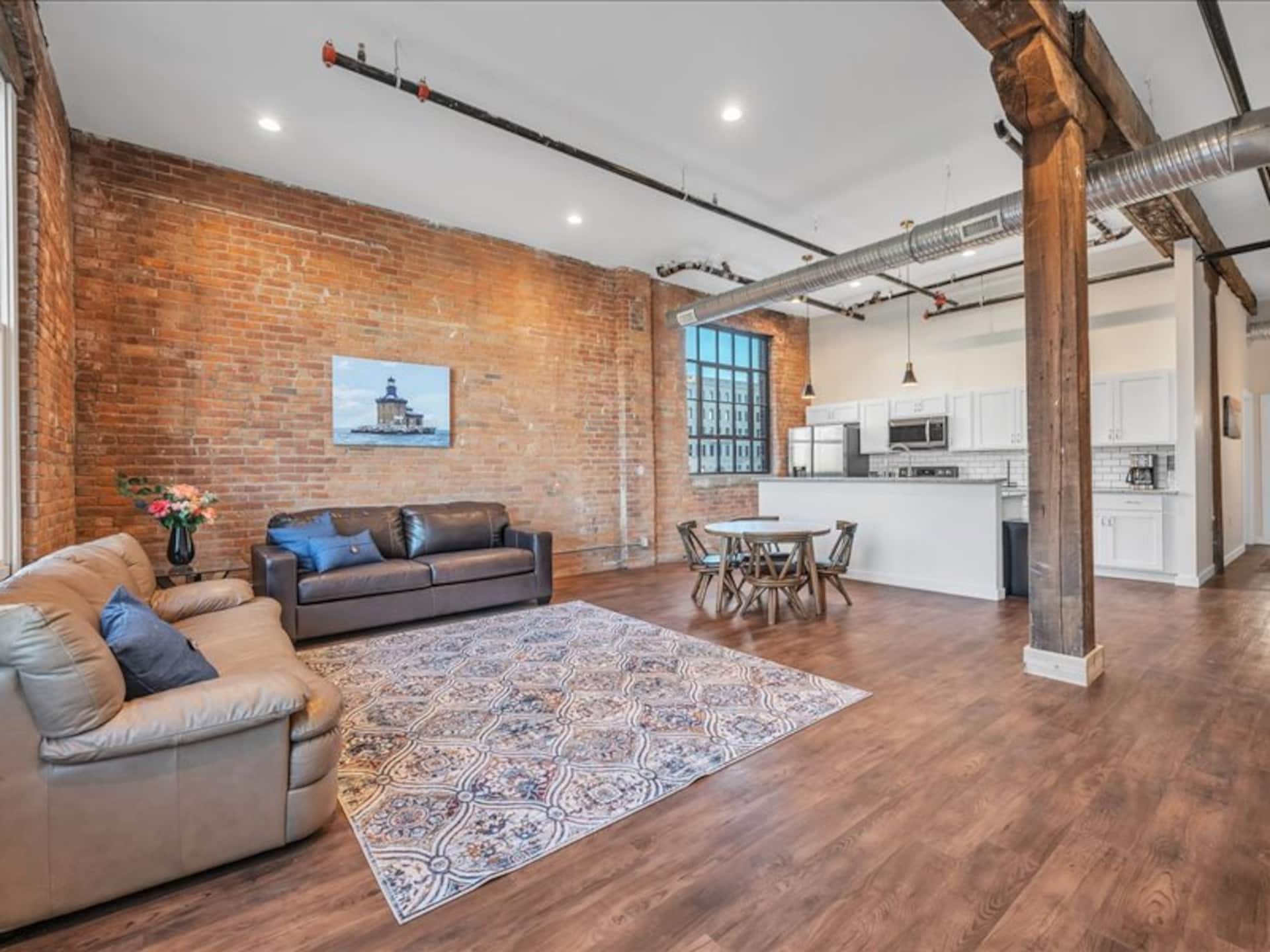 Roost Loft 3 - Trendy apt in downtown Toledo!