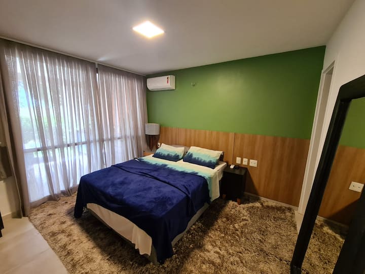 Chumba cha 1 chenye kitanda aina ya queen, runinga na kiyoyozi