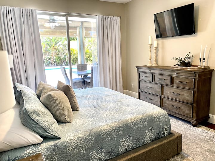 Main suite with smart TV, private bathroom and patio access to the pool.