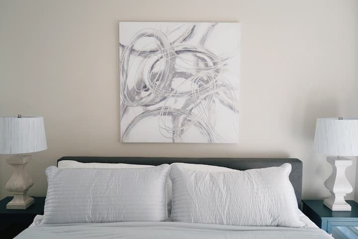 Utakuwa na starehe sana katika chumba hiki cha kulala cha King kwenye sakafu kuu. 