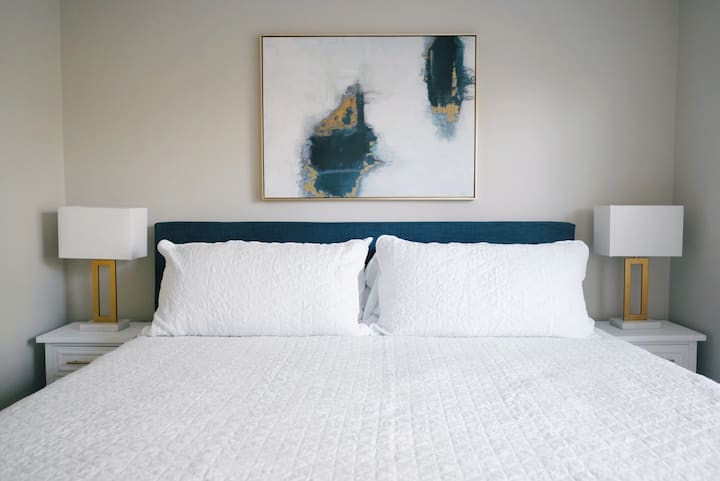 Chumba cha kulala namba 2 ni cha kisasa na angavu na kitanda cha Mfalme kwenye ngazi ya juu.  Utahisi kama umelala kwenye wingu katika chumba hiki cha starehe na safi. Kuna mito ya ziada inayopatikana kwenye kabati ili kukupa mapumziko mazuri ya usiku. 