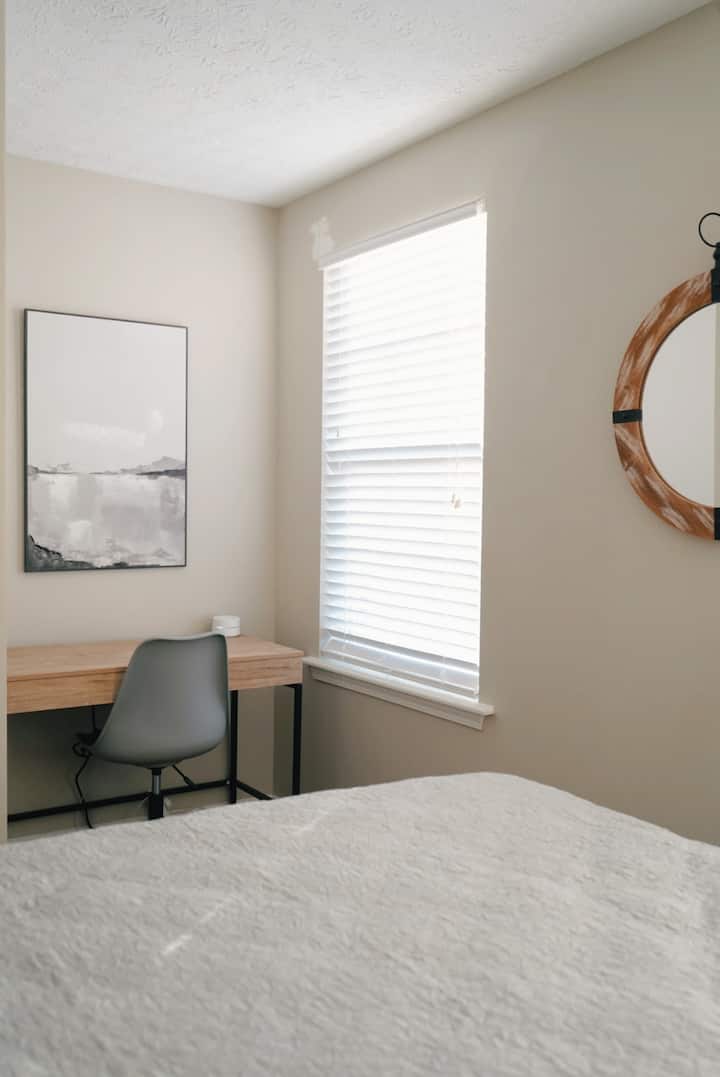 Chumba cha kulala #3 kimepambwa vizuri na kina kitanda kizuri cha malkia pamoja na sehemu mahususi ya kufanyia kazi ambayo inajumuisha dawati la kisasa na kiti cha ofisi kinachozunguka.