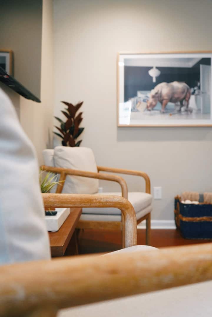 Sebule ya ghorofa ya kwanza ina viti vizuri vya mbao na vitu vya sanaa vya kufurahisha.